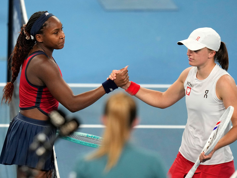 Iga Swiatek (r) gratuliert Coco Gauff (l) - das US-Team sichert sich den Titel im United Cup. - Foto: Rick Rycroft/AP/dpa