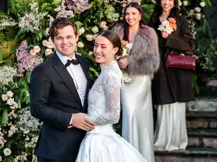Glückliches Ehepaar: Magnus Carlsen und Ella Victoria Malone. - Foto: Amanda Pedersen Giske/NTB/AP/dpa