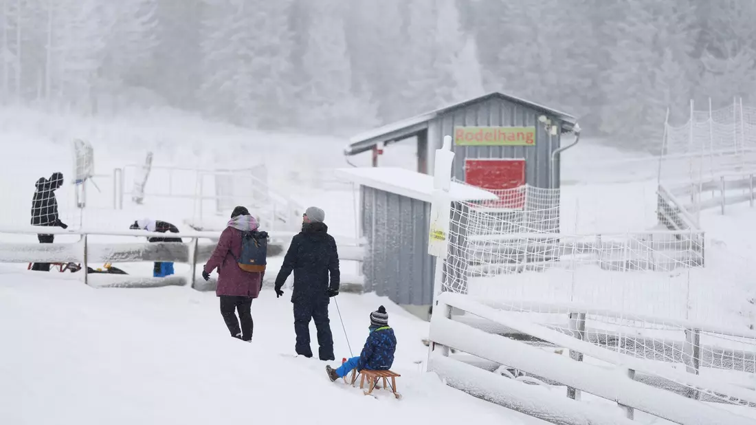 Wintersport im Harz: Noch einmal Schlitten fahren, bevor es wieder milder wird. - Bild: Matthias Bein/dpa