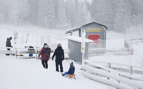 Wintersport im Harz: Noch einmal Schlitten fahren, bevor es wieder milder wird. - Foto: Matthias Bein/dpa