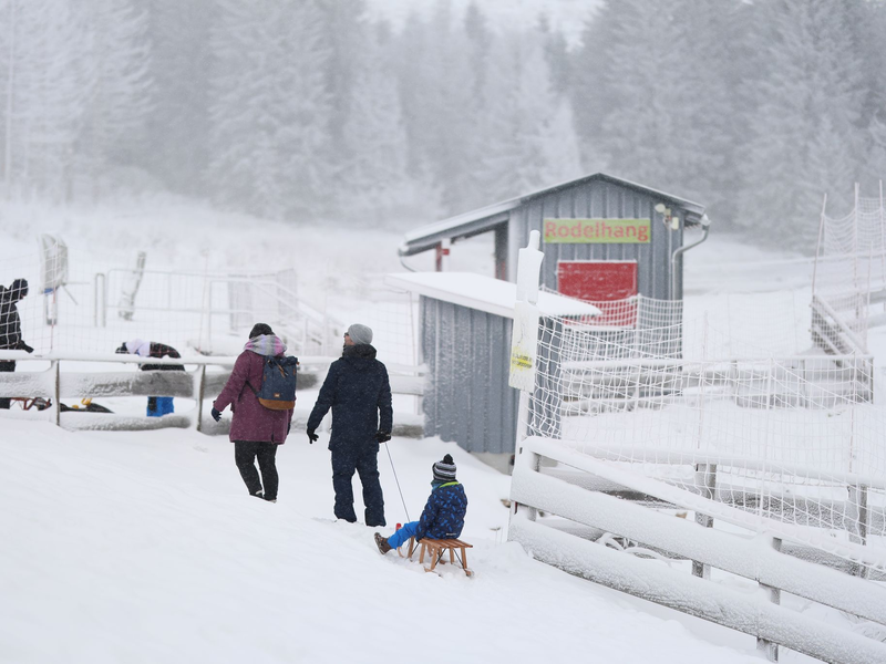 Wintersport im Harz: Noch einmal Schlitten fahren, bevor es wieder milder wird. - Foto: Matthias Bein/dpa