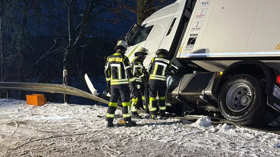 Ein Lkw kam im bayerischen Aiglsbach auf vereister Straße von der Fahrbahn ab. - Bild: Schmelzer/vifogra/dpa