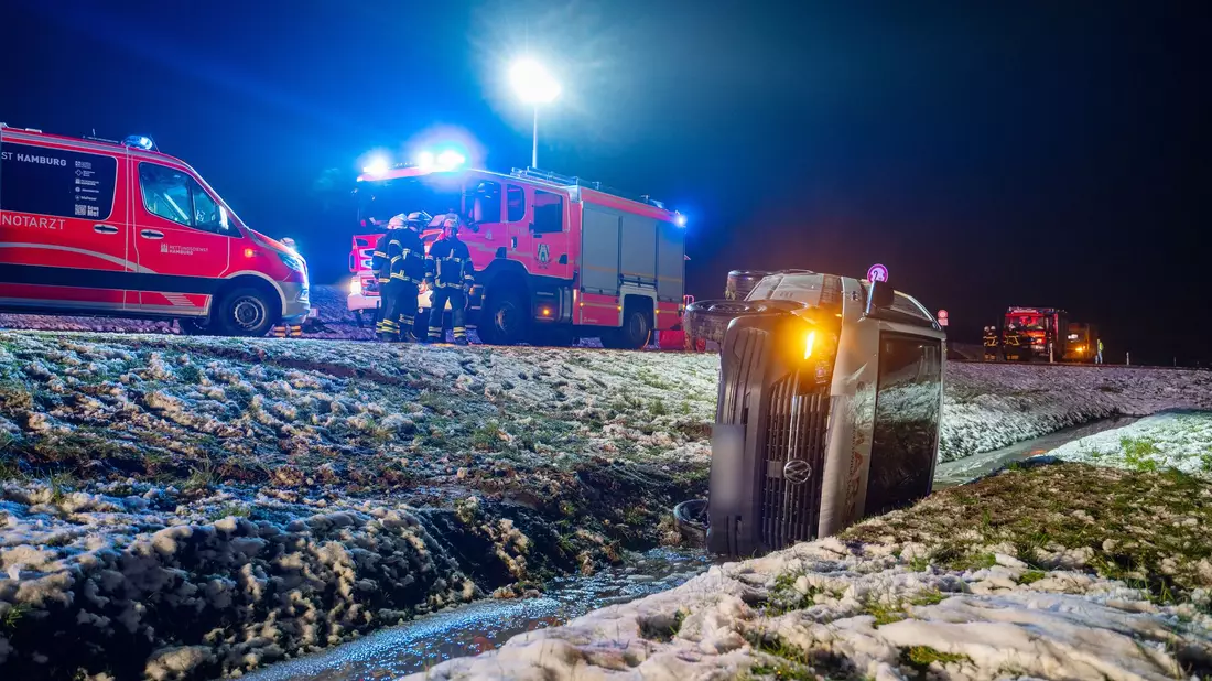Ein verunglückter Kleintransporter in einem Graben bei Hamburg. - Bild: Rene Schröder/NEWS5/dpa