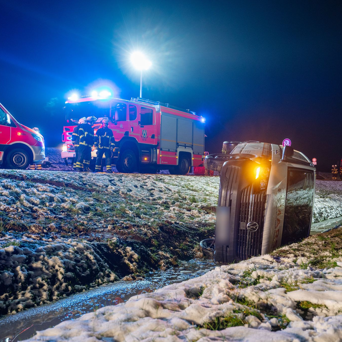 Ein verunglückter Kleintransporter in einem Graben bei Hamburg. - Foto: Rene Schröder/NEWS5/dpa