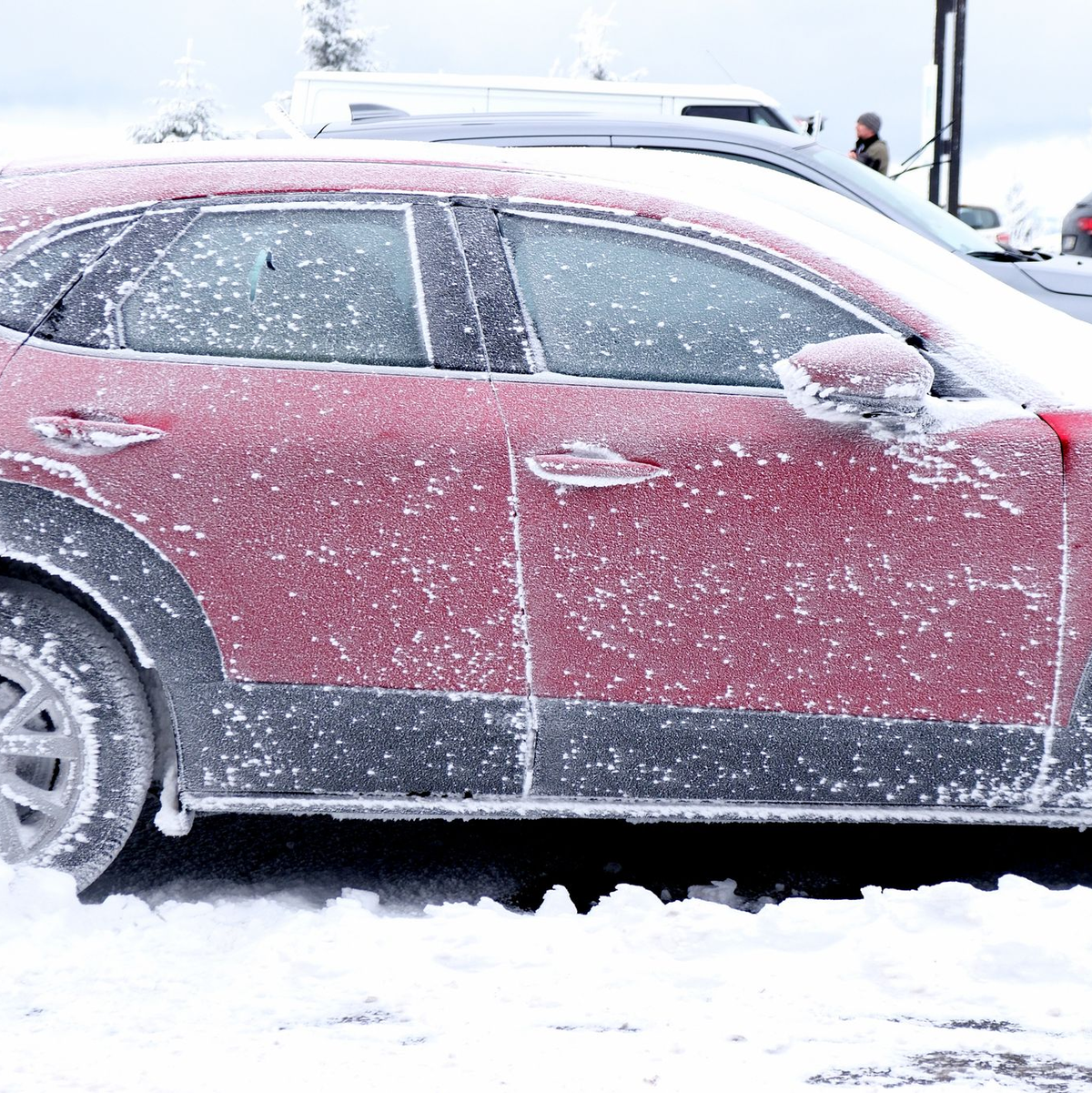 Ein mit Frost überzogenes parkendes Auto auf dem Fichtelberg. Zahlreiche Urlauber haben den Schneefall am Ende der Weihnachtsferien für den Wintersport genutzt. - Foto: Sebastian Willnow/dpa
