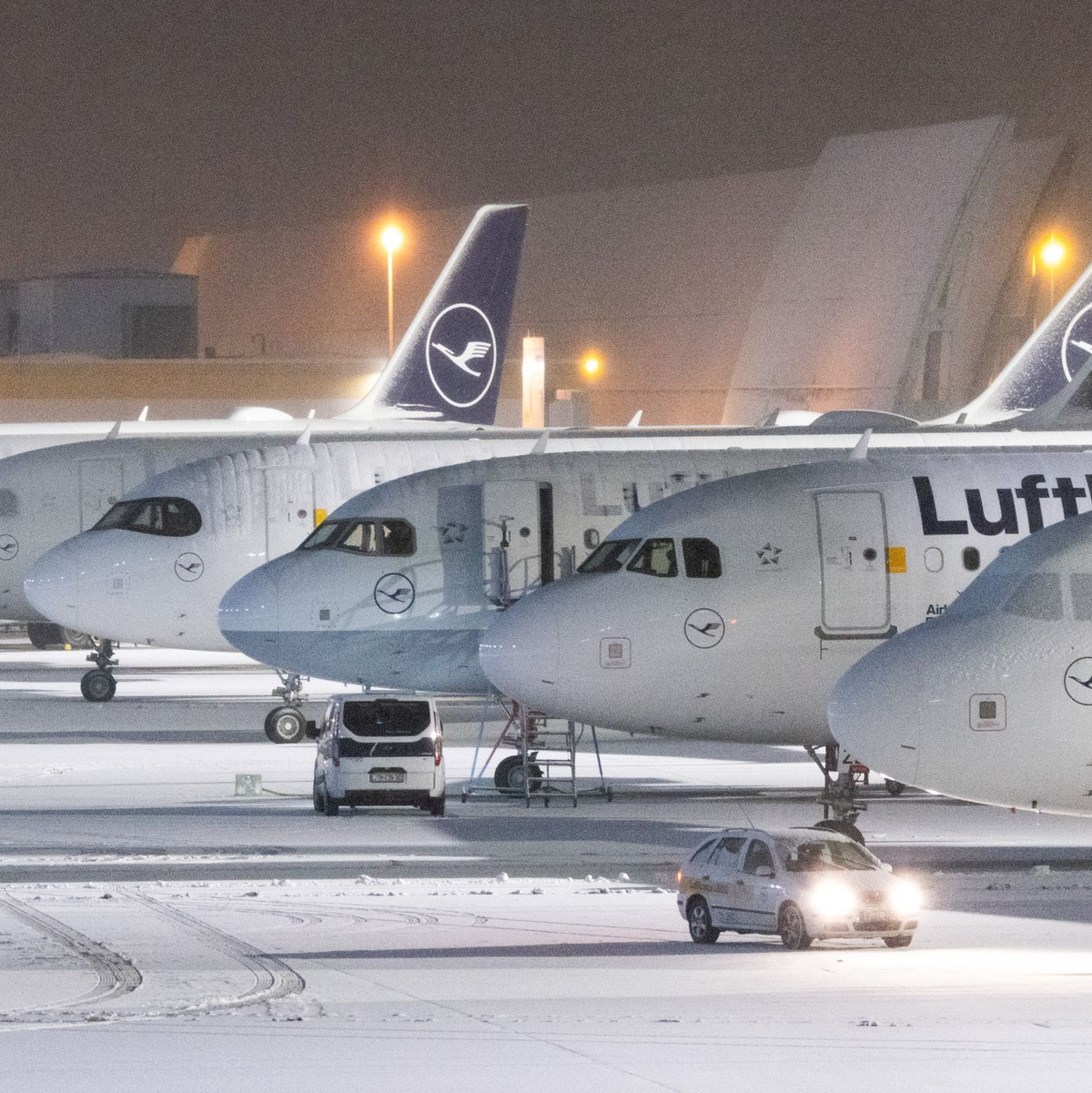 Mit Schnee bedeckte Flugzeuge auf dem Flughafen Frankfurt. Wegen Schnee und Eisregen sind hier 120 Flüge annulliert worden. - Foto: Lando Hass/dpa
