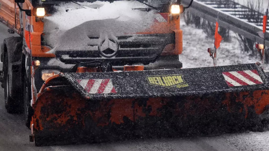 In weiten Teilen Deutschlands besteht heute Gefahr durch Glatteis. Dieser Schneepflug versucht die A115 bei Potsdam etwas sicherer zu machen. - Bild: Ralf Hirschberger/dpa-Zentralbild/dpa
