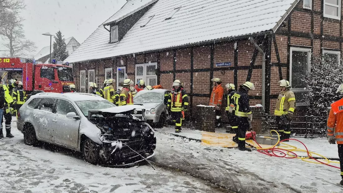 FW Südheide: Schwerer Verkehrsunfall in Wohlde Großaufgebot an Rettungskräfte im Einsatz - Bild: presseportal.de