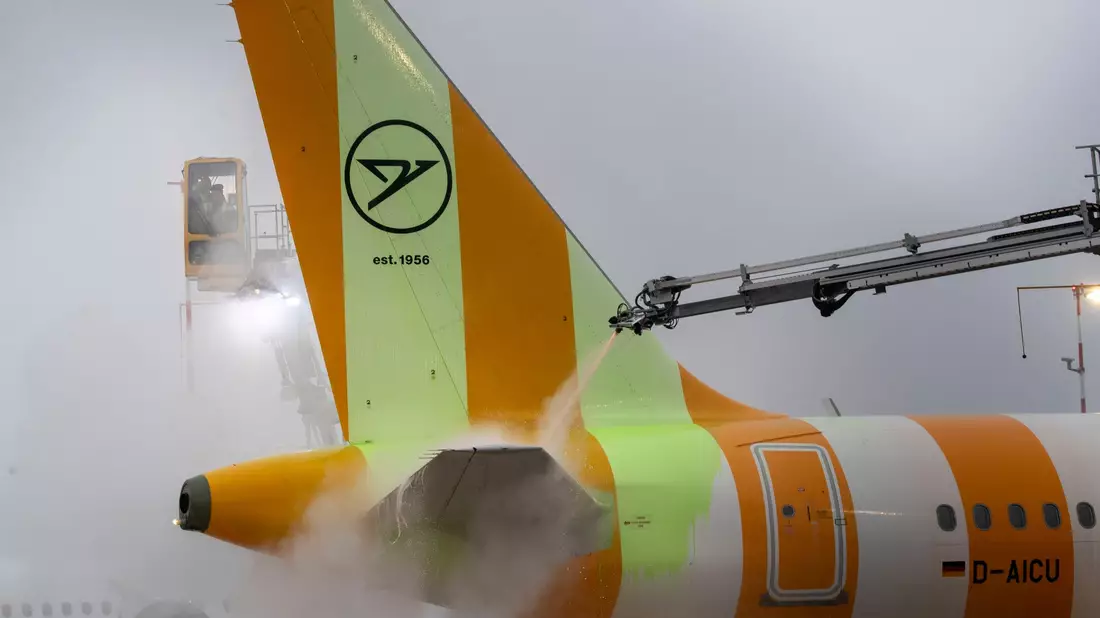 Ein Flugzeug wird auf dem Frankfurter Flughafen enteist. - Bild: Helmut Fricke/dpa