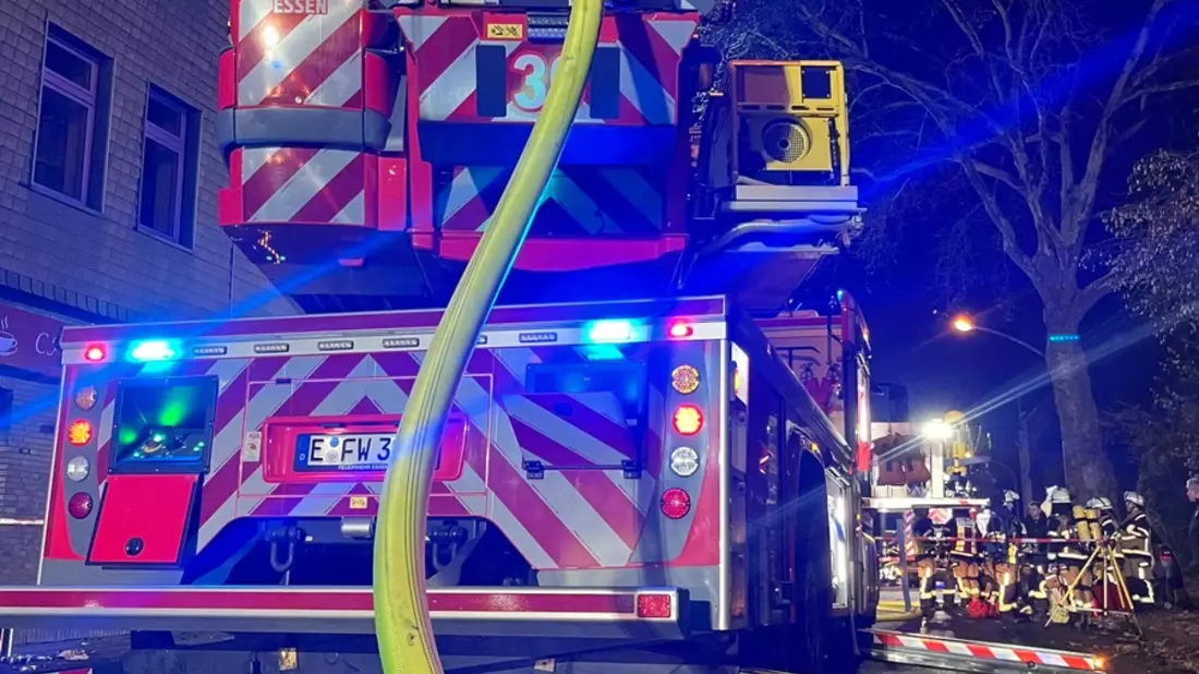 FW-E: Wohnungsbrand in einem Mehrfamilienhaus - eine Person verletzt - Bild: presseportal.de
