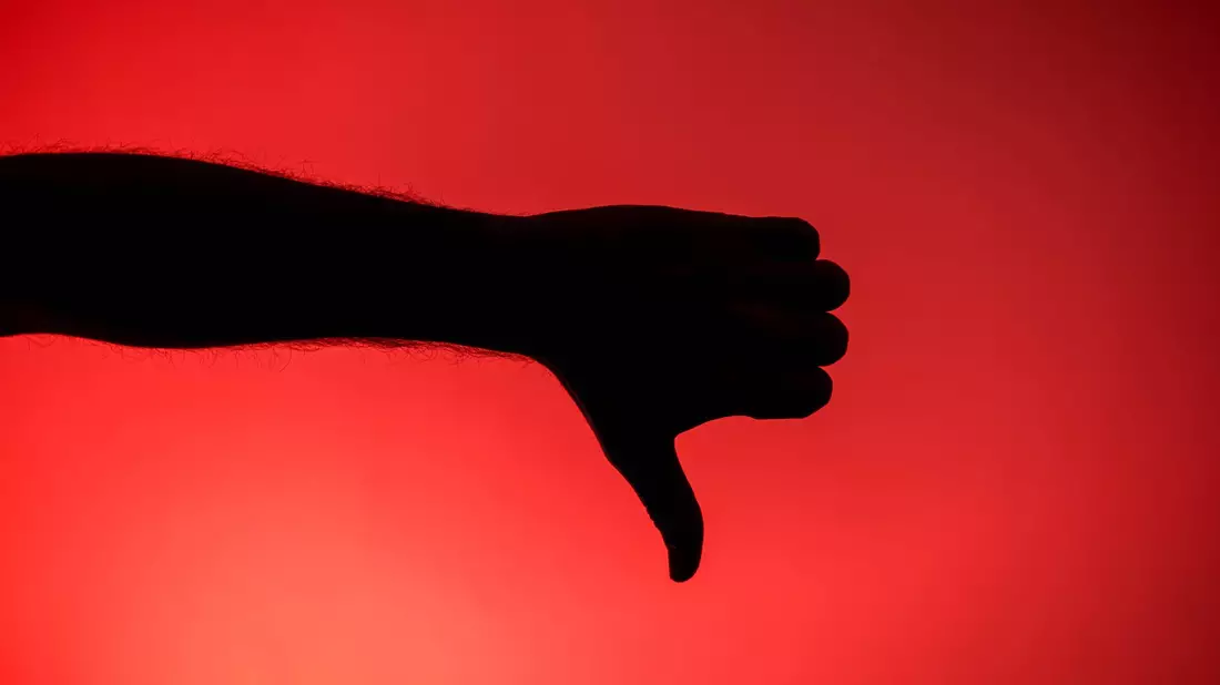 Der Mensch nimmt negative Informationen stärker wahr als positive. (Symbolbild) - Bild: Sina Schuldt/dpa