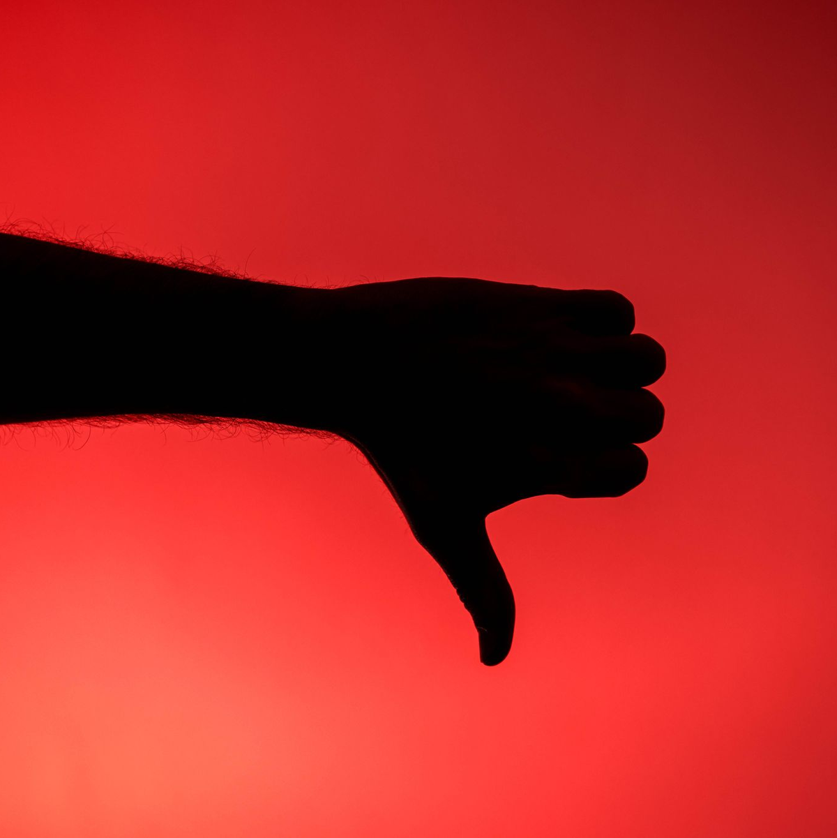 Der Mensch nimmt negative Informationen stärker wahr als positive. (Symbolbild) - Foto: Sina Schuldt/dpa