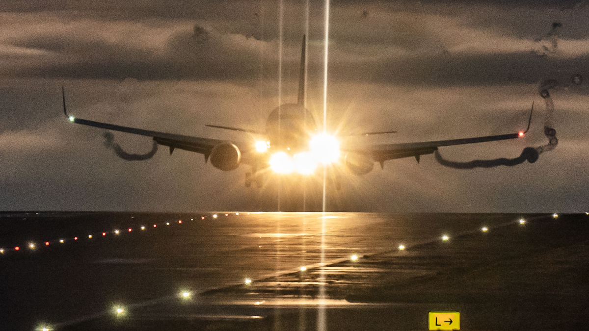 Landung während eines Sturms auf dem Flughafen Leeds Bradford. (Archivbild) - Foto: Danny Lawson/PA Wire/dpa