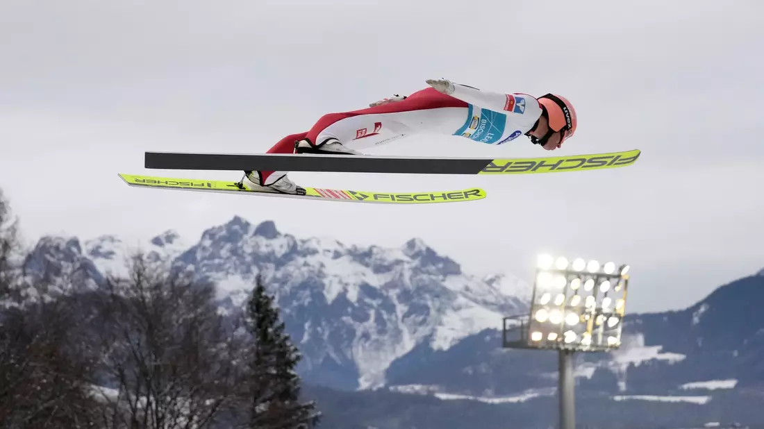 Springt für den SC Bischofshofen: Jan Hörl. - Bild: Matthias Schrader/AP/dpa