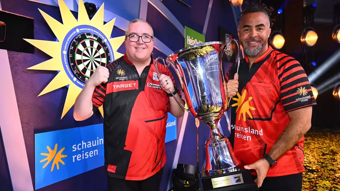 Stephen Bunting Patrick Owomoyela Die Promi-Darts-WM - Bild: ProAcht/Willi Weber, presseportal.de