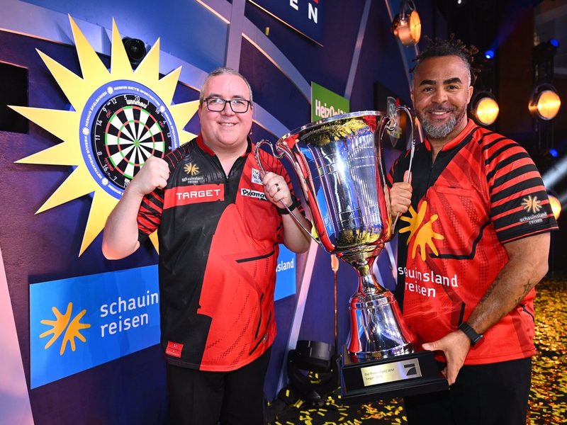 Stephen Bunting Patrick Owomoyela Die Promi-Darts-WM - Foto: ProAcht/Willi Weber, presseportal.de