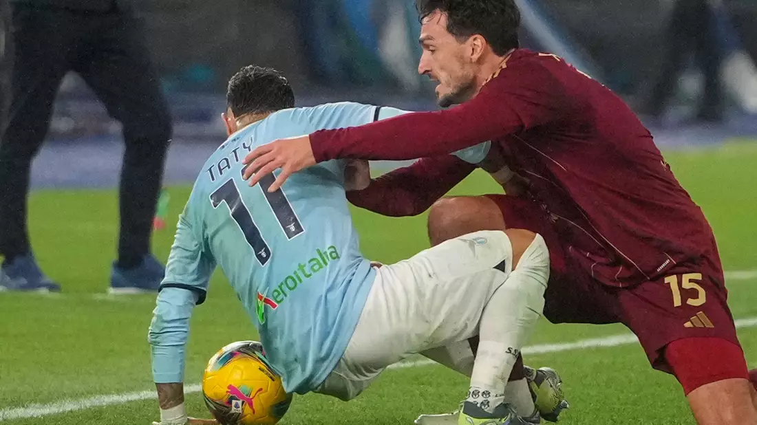 Das Rom-Derby war vor allem in der Schlussphase hitzig. - Bild: Alessandra Tarantino/AP/dpa