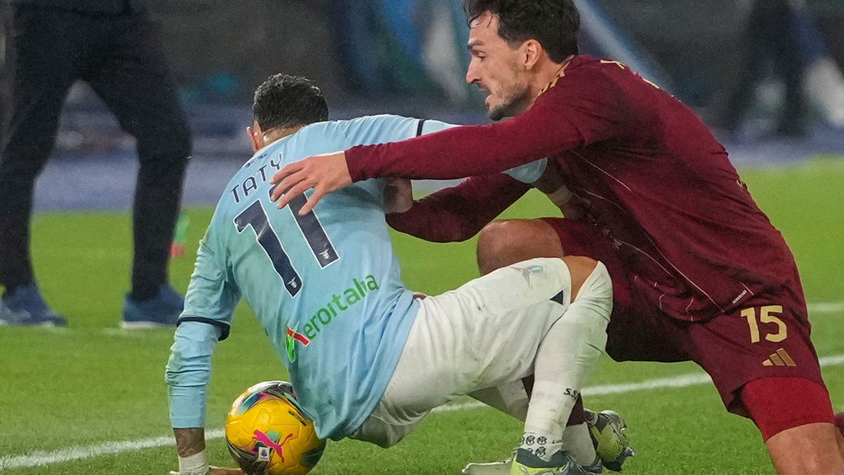 Das Rom-Derby war vor allem in der Schlussphase hitzig. - Foto: Alessandra Tarantino/AP/dpa