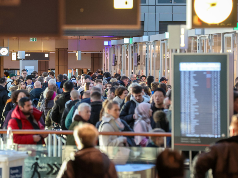 Verbraucher mussten im vergangenen Jahr bei Flugreisen viele Einschränkungen in Kauf nehmen - sie wandten sich oft an die Schlichtungsstelle Reise und Verkehr. (Archivbild) - Foto: Bodo Marks/dpa