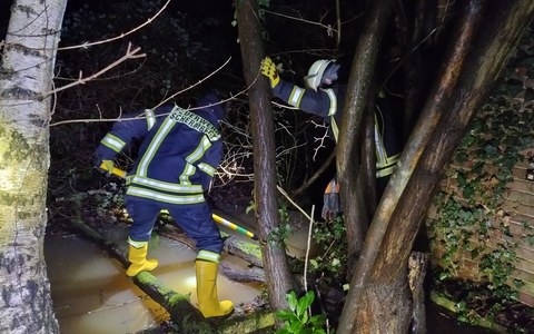 FW-Schermbeck: Wasserschaden durch gestauten Bach - Foto: presseportal.de