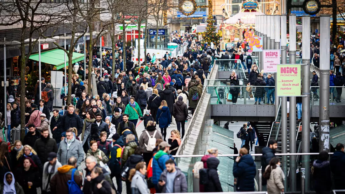 Die Geschäfte waren zur Weihnachtszeit nicht nur in Hannover gut gefüllt. (Archivbild) - Bild: Moritz Frankenberg/dpa