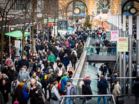 Die Geschäfte waren zur Weihnachtszeit nicht nur in Hannover gut gefüllt. (Archivbild) - Foto: Moritz Frankenberg/dpa
