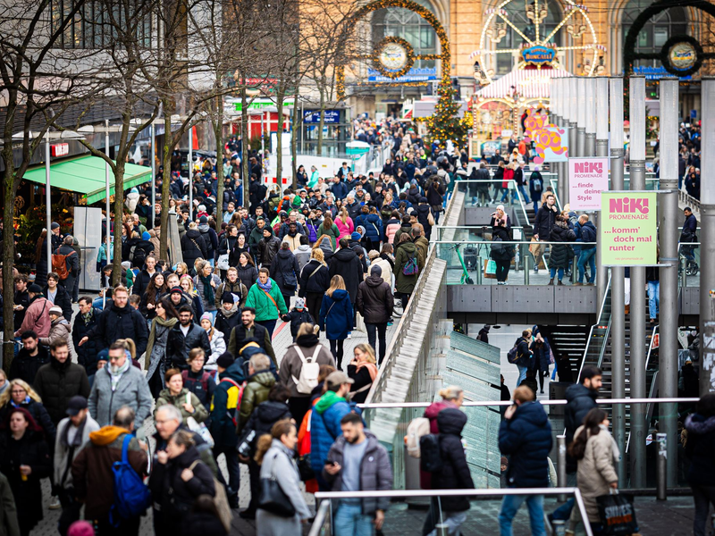 Die Geschäfte waren zur Weihnachtszeit nicht nur in Hannover gut gefüllt. (Archivbild) - Foto: Moritz Frankenberg/dpa