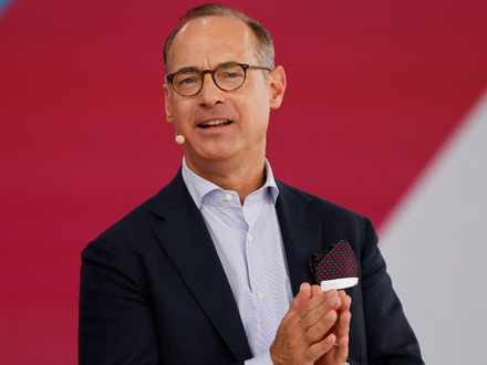 Allianz-Chef Oliver Bäte verdiente 2024 mehr als zehn Millionen Euro. - Foto: Thomas Banneyer/dpa