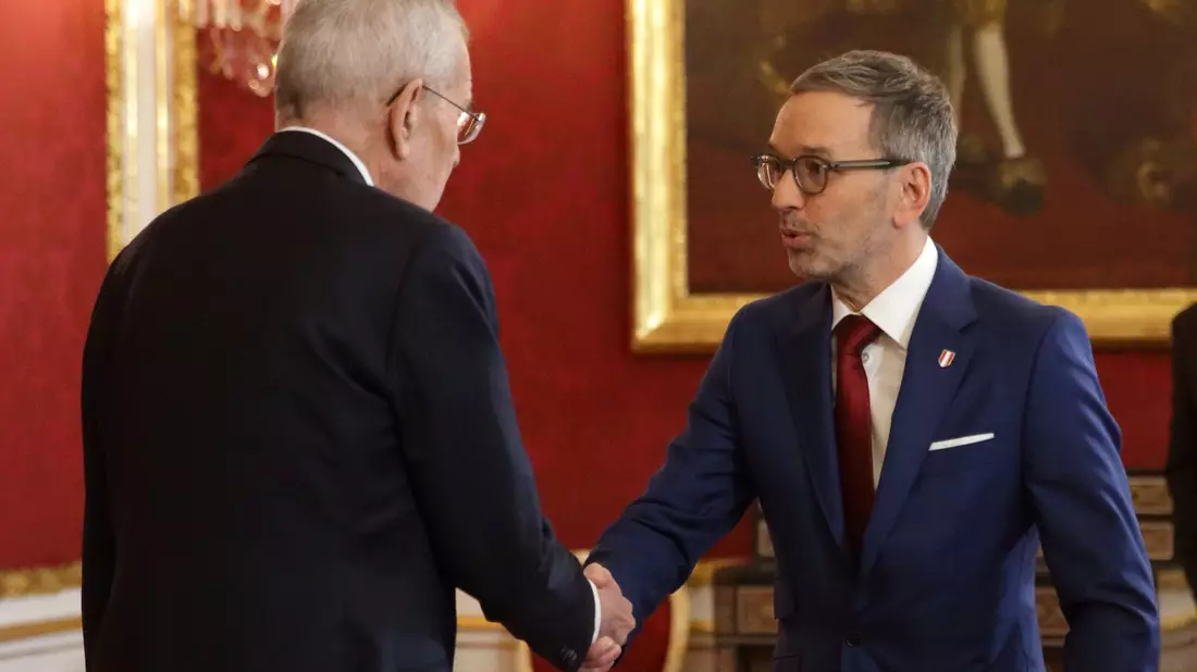 Nach einem Treffen von Staatsoberhaupt Alexander Van der Bellen und FPÖ-Chef Herbert Kickl scheinen die Weichen für den ersten FPÖ-Kanzler gestellt . - Bild: Heinz-Peter Bader/AP/dpa