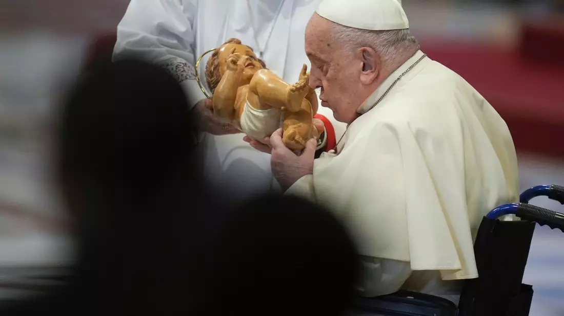 Papst Franziskus ernannte erstmals eine Frau zur Präfektin im Vatikan, die italienische Ordensschwester Simona Brambilla. - Bild: Alessandra Tarantino/AP/dpa