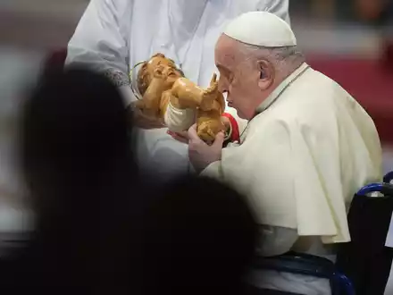 Papst Franziskus ernannte erstmals eine Frau zur Präfektin im Vatikan, die italienische Ordensschwester Simona Brambilla. - Foto: Alessandra Tarantino/AP/dpa