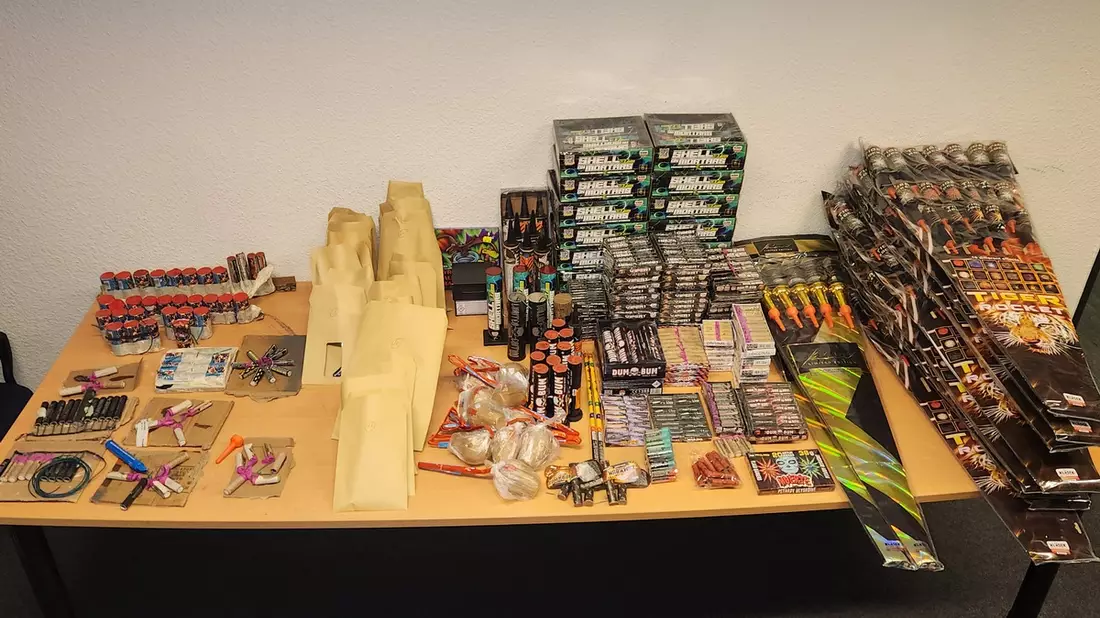 POL-IZ: 250106.2 Meldorf: Mann zündet Kugelbombe - Diverse Feuerwerkskörper sichergestellt - Bild: presseportal.de