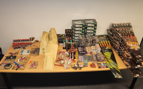 POL-IZ: 250106.2 Meldorf: Mann zündet Kugelbombe - Diverse Feuerwerkskörper sichergestellt - Foto: presseportal.de