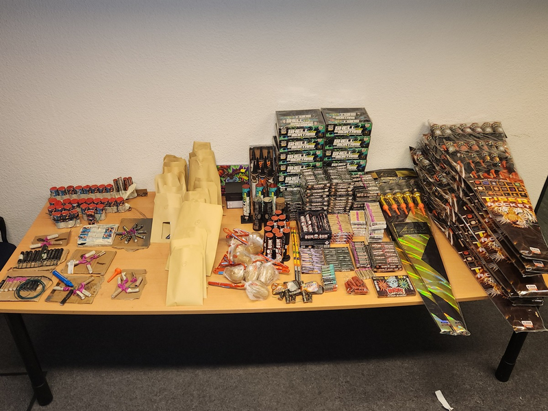 POL-IZ: 250106.2 Meldorf: Mann zündet Kugelbombe - Diverse Feuerwerkskörper sichergestellt - Foto: presseportal.de