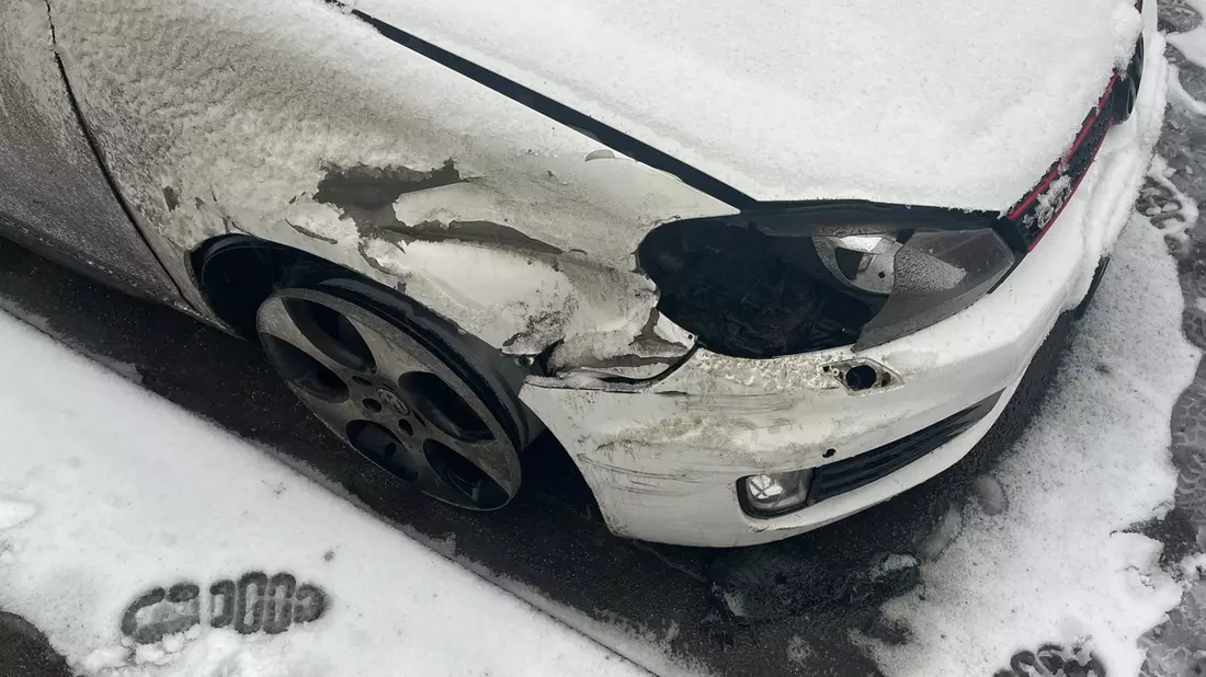 POL-HM: Stark beschädigtes Fahrzeug festgestellt - Polizei sucht Unfallörtlichkeit und Geschädigte - Bild: presseportal.de