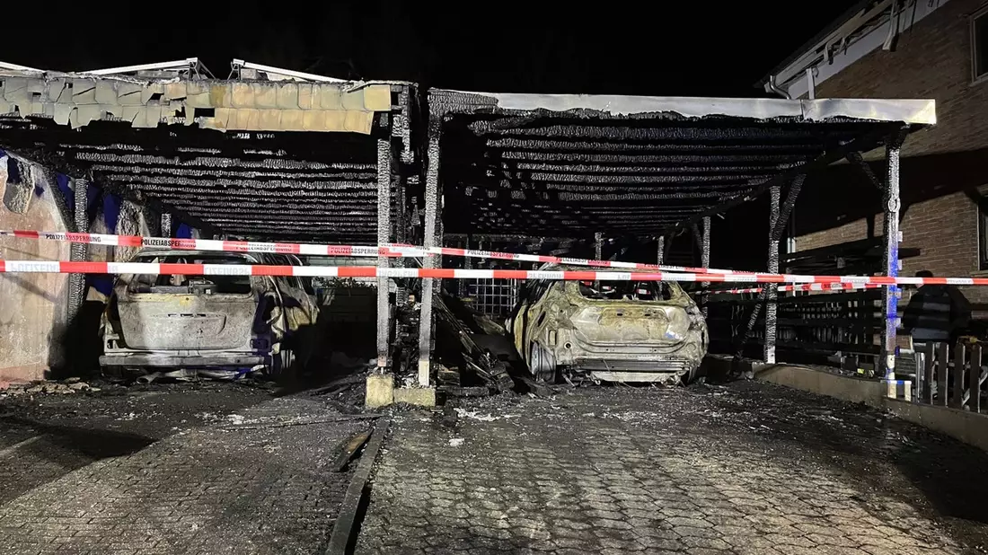 POL-EU: Carports komplett ausgebrannt - Bild: presseportal.de