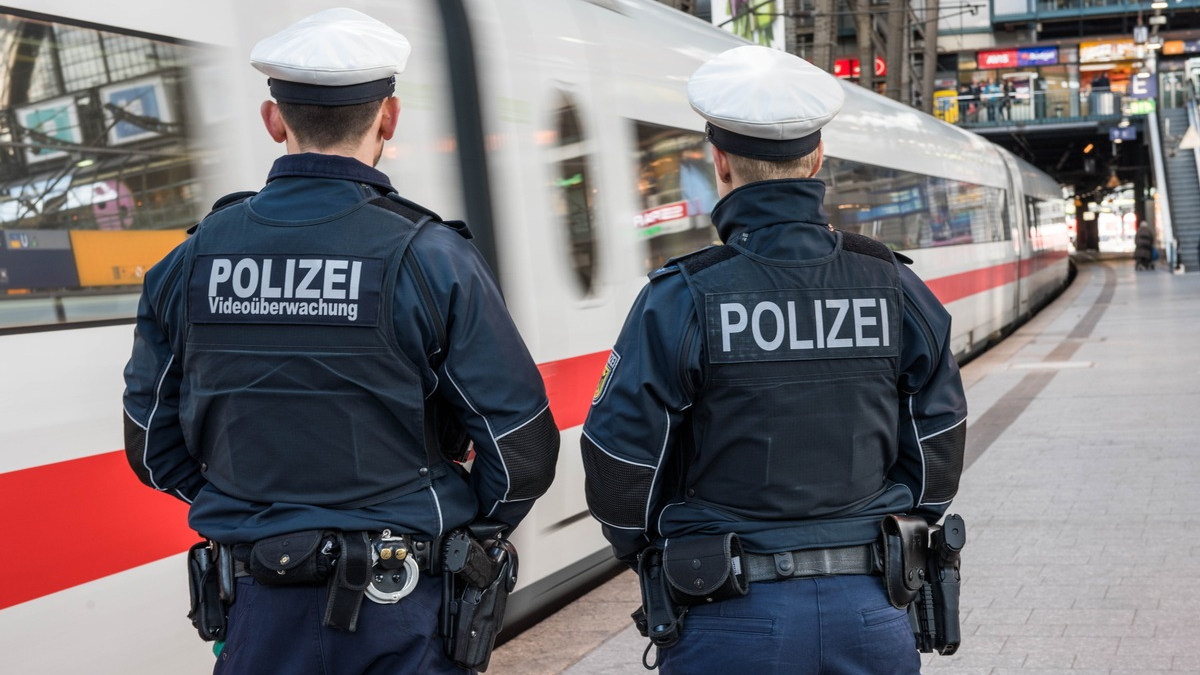 BPOL-HH: Fehlender Fahrschein wurde per Haftbefehl gesuchten Mann zum Verhängnis -Festnahme durch Bundespolizei - - Foto: presseportal.de