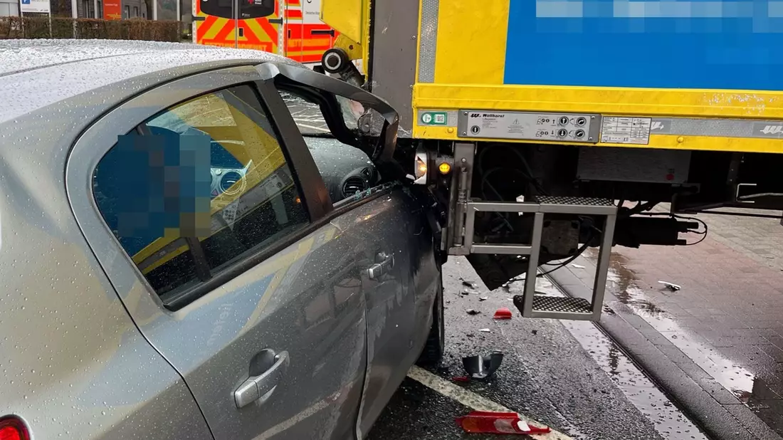 POL-COE: Billerbeck, Darfelder Straße/ Lkw und Auto kollidieren - Bild: presseportal.de