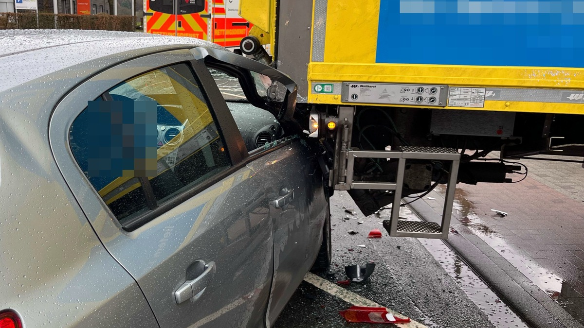 POL-COE: Billerbeck, Darfelder Straße/ Lkw und Auto kollidieren - Foto: presseportal.de