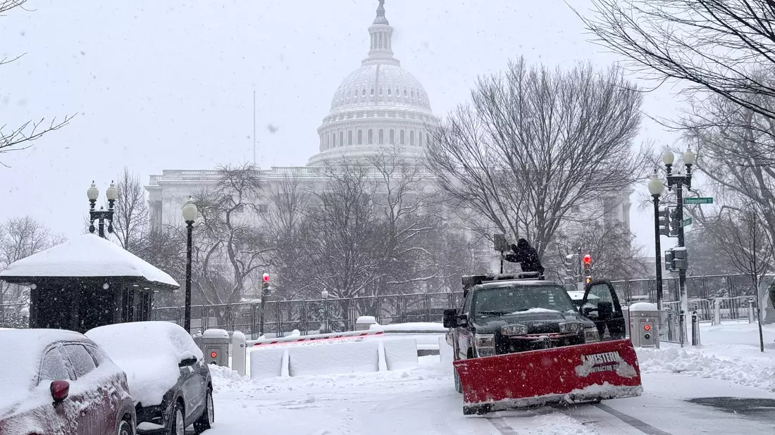 Am abgesperrten US-Kapitol geht es ruhig zu - die Nacht hat jede Menge Schnee gebracht.  - Bild: Luzia Geier/dpa