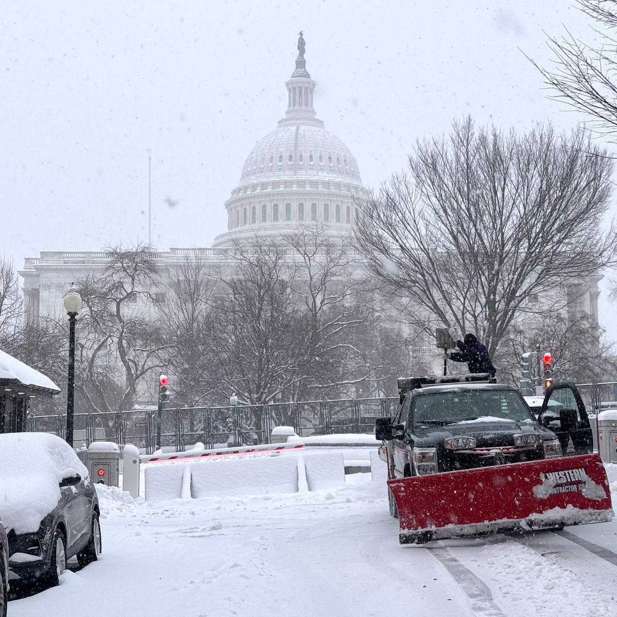 Am abgesperrten US-Kapitol geht es ruhig zu - die Nacht hat jede Menge Schnee gebracht.  - Foto: Luzia Geier/dpa