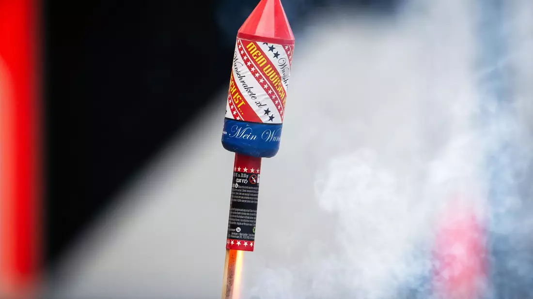 Die brennende Rakete beschädigte in der Wohnung lediglich Möbel. (Symbolbild) - Bild: Soeren Stache/dpa