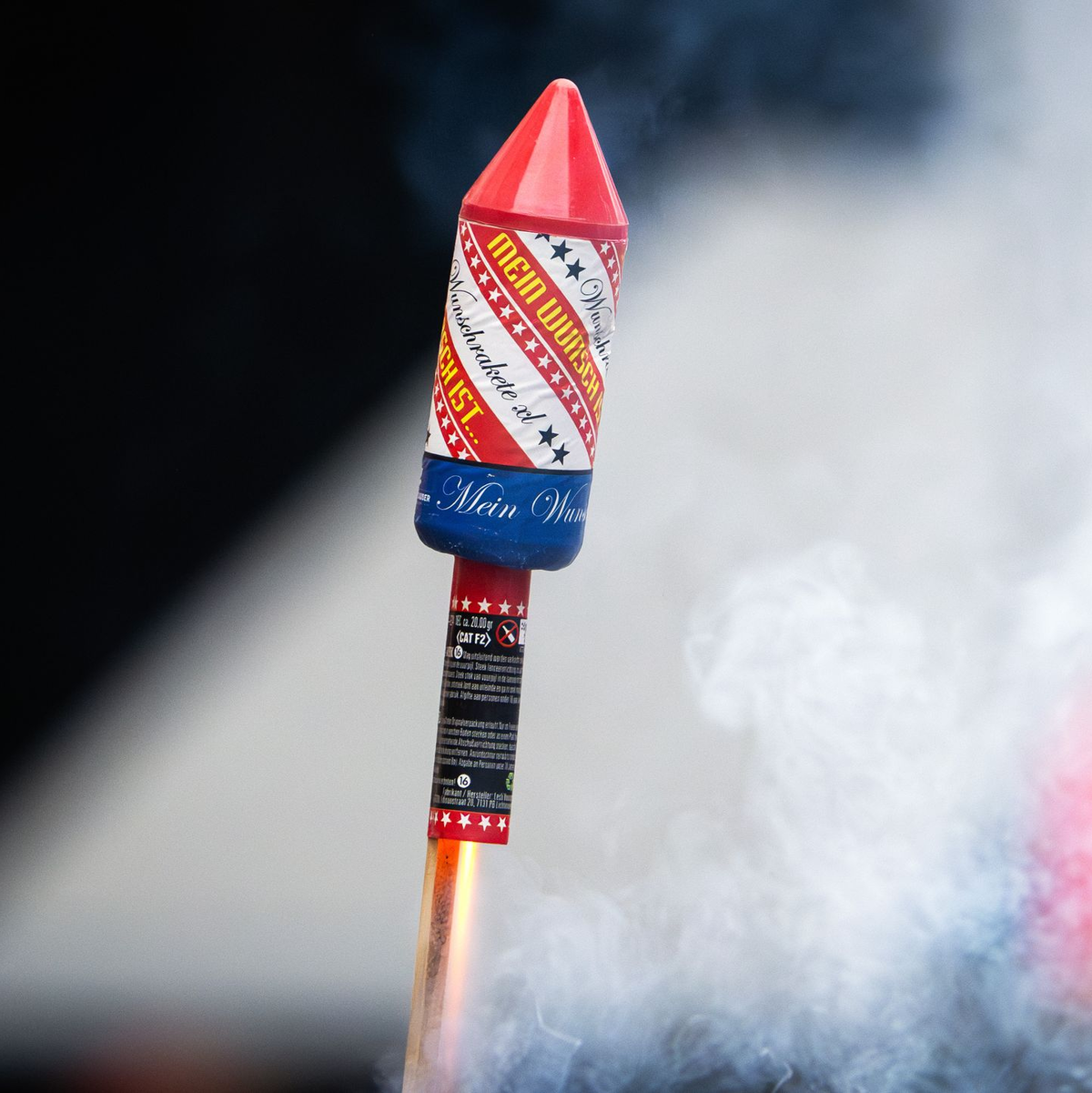 Die brennende Rakete beschädigte in der Wohnung lediglich Möbel. (Symbolbild) - Foto: Soeren Stache/dpa