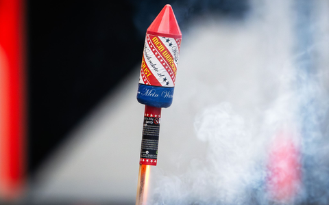 Die brennende Rakete beschädigte in der Wohnung Möbel, verletzt wurde niemand. (Symbolbild) - Foto: Soeren Stache/dpa