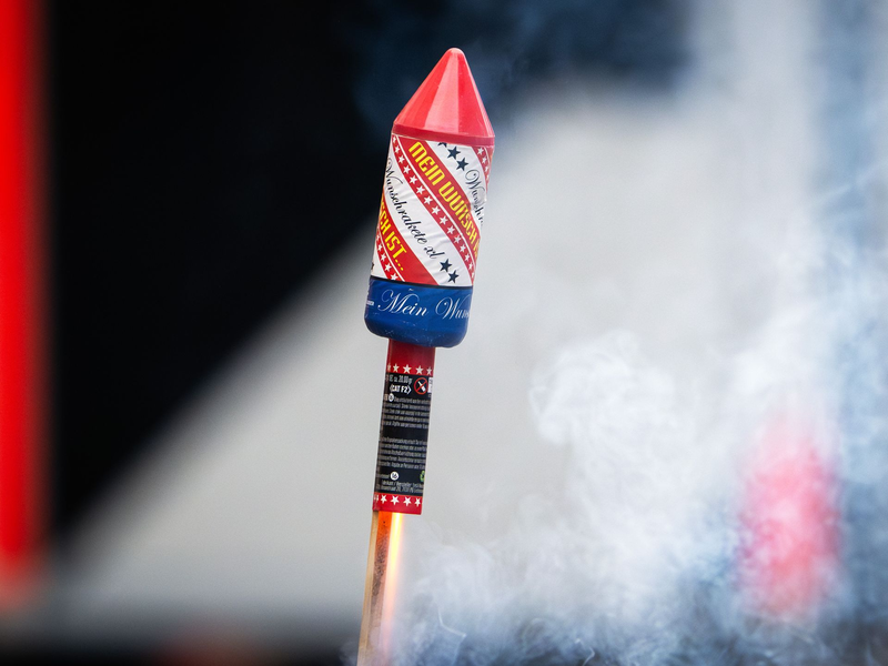 Die brennende Rakete beschädigte in der Wohnung Möbel, verletzt wurde niemand. (Symbolbild) - Foto: Soeren Stache/dpa