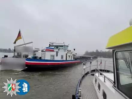 POL-DU: Rheinberg/Duisburg: Gütermotorschiff auf Grund gefahren - Foto: presseportal.de