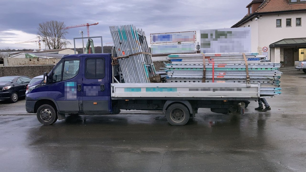 POL-WE: + Lkw deutlich überladen + Schmuck erbeutet + Durch Fenster eingestiegen + Einbruch in Einfamilienhaus + Reifen zerstochen, Scheiben eingeschlagen + Windschutzscheibe beschädigt + - Foto: presseportal.de