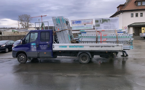 POL-WE: + Lkw deutlich überladen + Schmuck erbeutet + Durch Fenster eingestiegen + Einbruch in Einfamilienhaus + Reifen zerstochen, Scheiben eingeschlagen + Windschutzscheibe beschädigt + - Foto: presseportal.de