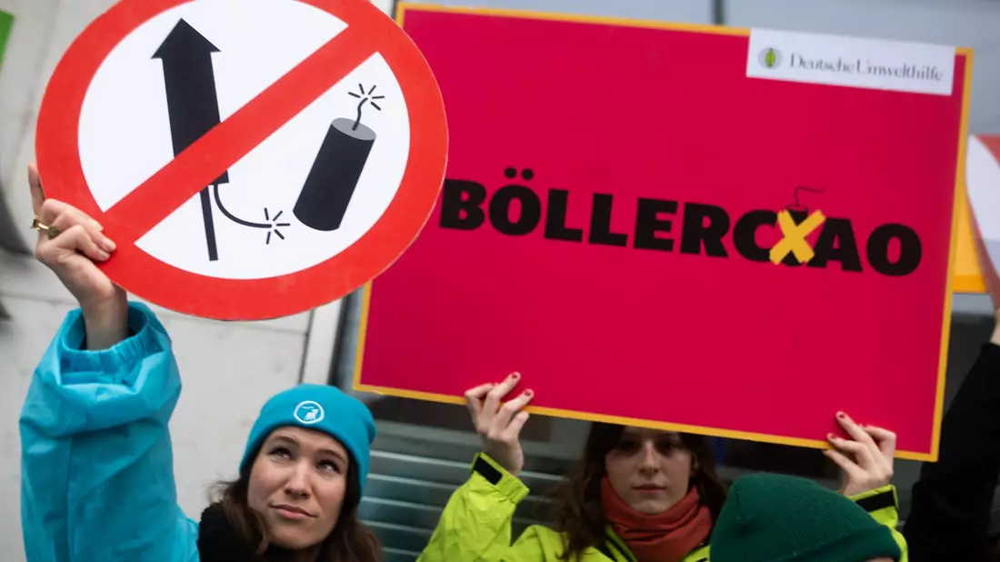 Die symbolische Kiste mit der Petition. - Bild: Sebastian Christoph Gollnow/dpa