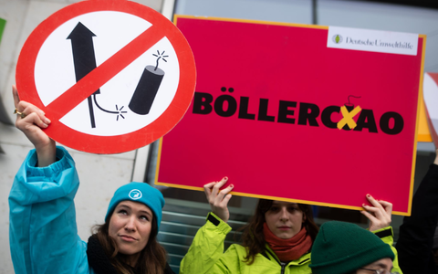 Die symbolische Kiste mit der Petition. - Foto: Sebastian Christoph Gollnow/dpa